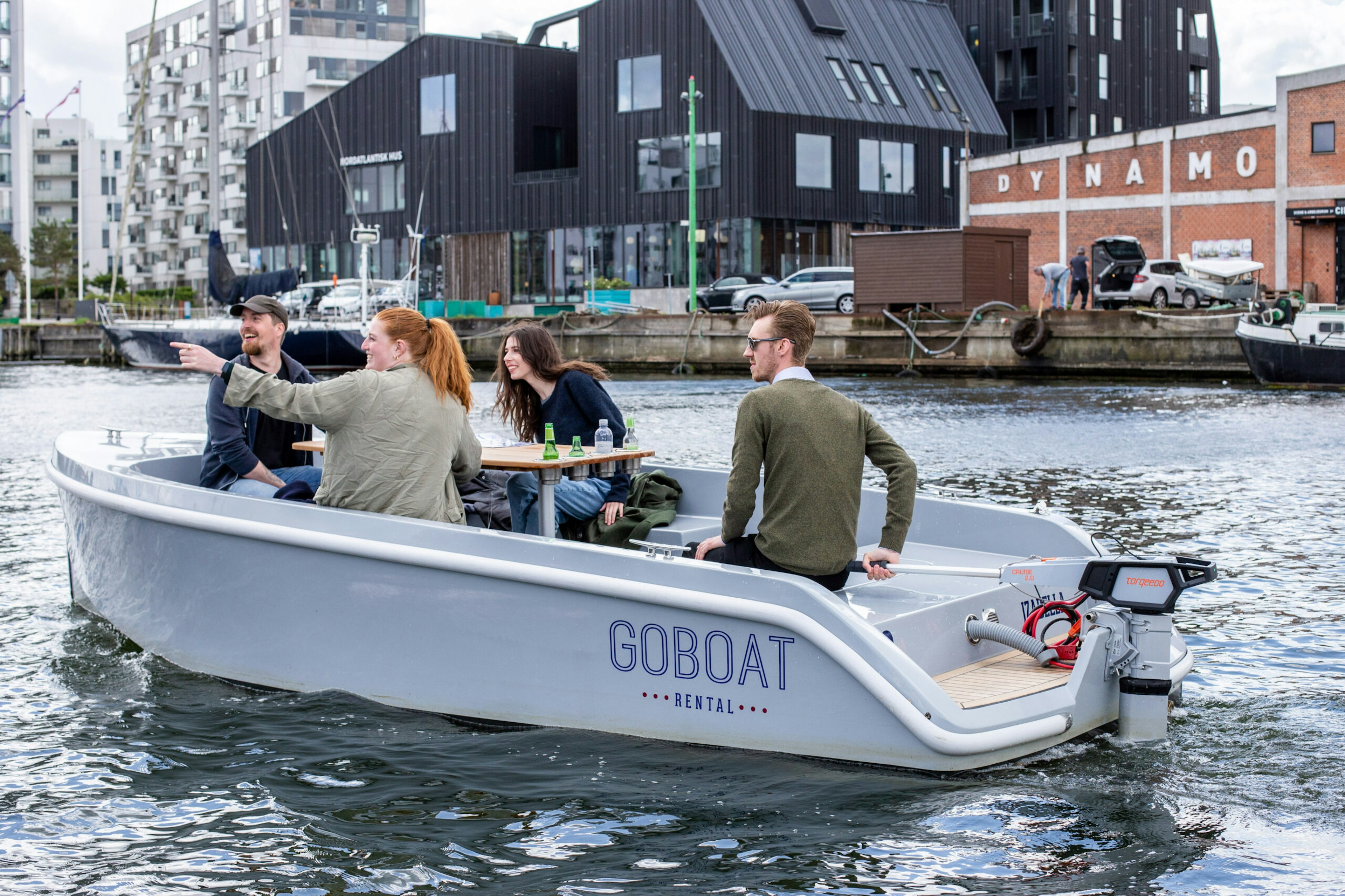 goboat-boat-group-of-friends