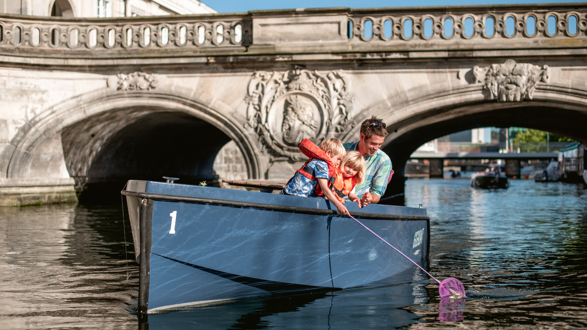 Family sailing and cleaning the harbor in Copenhagen GoBoat