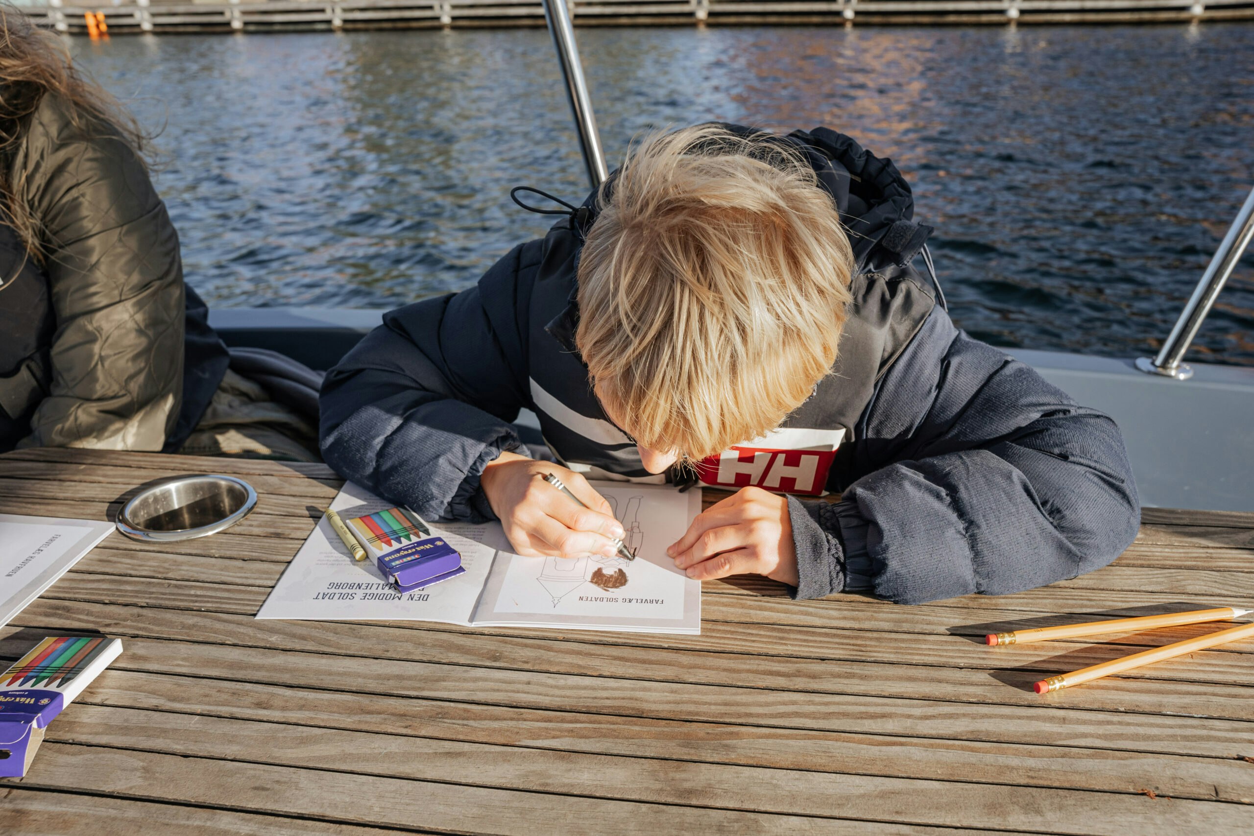 Child playing with Røverhistorier fra havnen