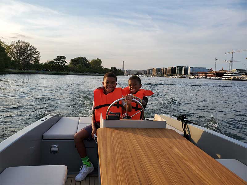 Rent your electric boat now in Washington at the Wharf! - GoBoat USA