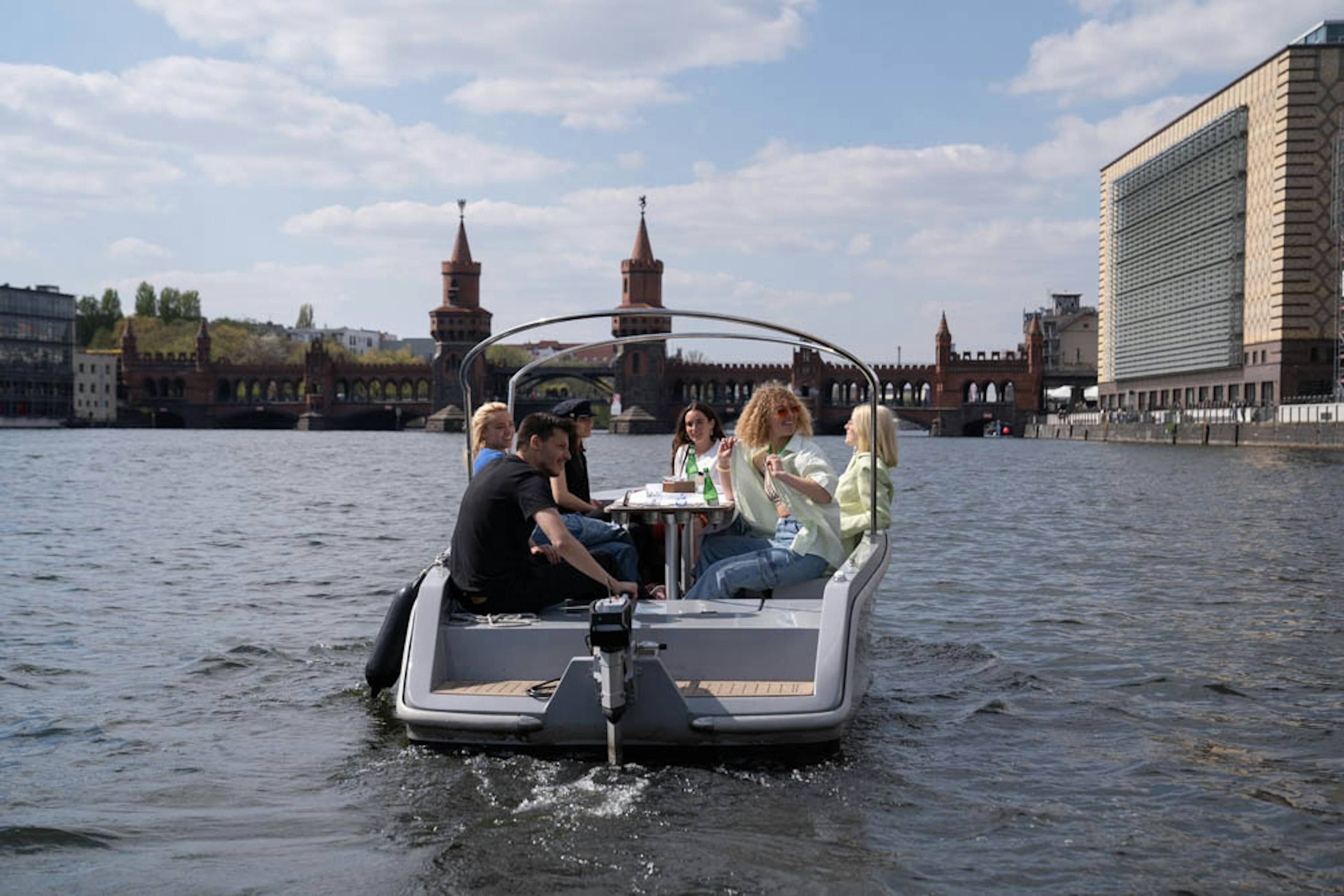 Freunde bei einer Schifffahrt auf der Spree in Berlin